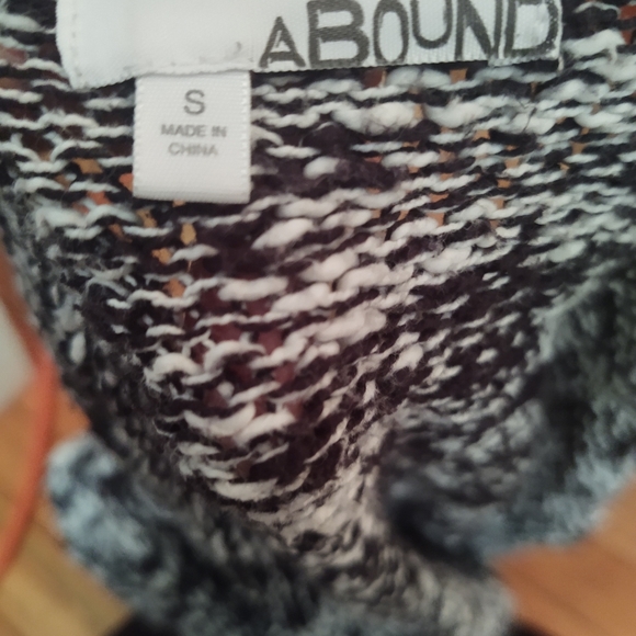 Black and white sweater - Picture 2 of 2